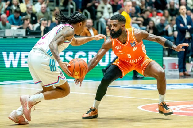Chemnitz, Deutschland 04. April 2026: 1.BBL - 2025 2026 - Niners Chemnitz gegen Telekom Baskets Bonn Im Bild: v. li. im Zweikampf Jalen Finch (Bonn) und Corey Davis (99) Copyright: xFotostandx xNachtigallx