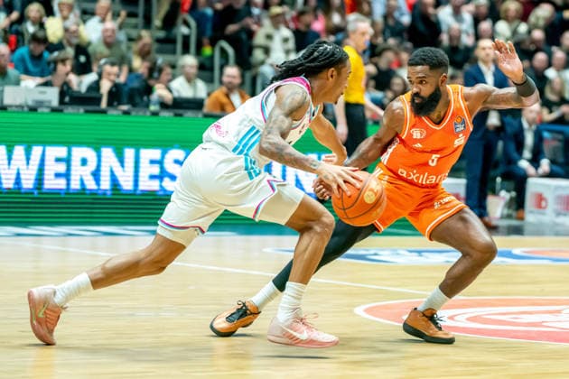 Chemnitz, Deutschland 04. April 2026: 1.BBL - 2025 2026 - Niners Chemnitz gegen Telekom Baskets Bonn Im Bild: v. li. im Zweikampf Jalen Finch (Bonn) und Corey Davis (99) Copyright: xFotostandx xNachtigallx