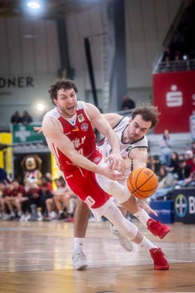 Barmer 2. Basketball Bundesliga ProA: Bayer Giants Leverkusen vs. RheinStars Koeln, 04.04.26 Leverkusen, 04.04.26 - Sebastian Brach (Bayer Giants Leverkusen, 10) und Haris Hujic (RheinStars Köln, 10) während des Spiels der Barmer 2. Basketball Bundesliga ProA: Bayer Giants Leverkusen vs. RheinStars Koeln in der Ostermann Arena in Leverkusen. Copyright: xBEAUTIFULxSPORTS LeahxKohringx