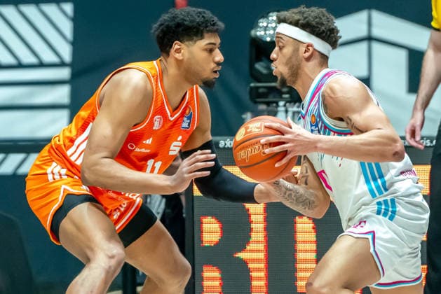 Chemnitz, Deutschland 04. April 2026: 1.BBL - 2025 2026 - Niners Chemnitz gegen Telekom Baskets Bonn Im Bild: v. li. im Zweikampf Kostja Mushidi (99) und Alijah Comithier (Bonn) Copyright: xFotostandx xNachtigallx
