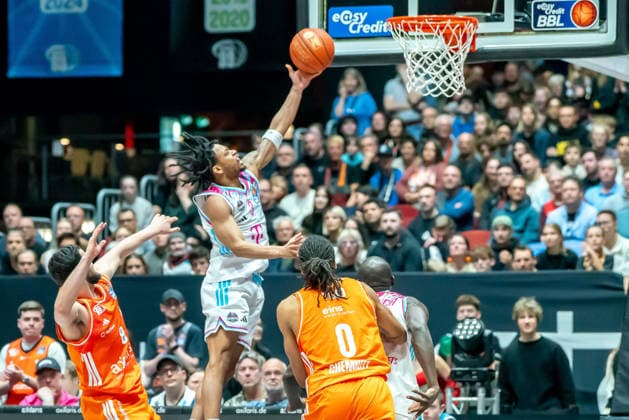 Chemnitz, Deutschland 04. April 2026: 1.BBL - 2025 2026 - Niners Chemnitz gegen Telekom Baskets Bonn Im Bild: Zachery Cooks (Bonn) 2.v.li. mit einem Dunking Copyright: xFotostandx xNachtigallx