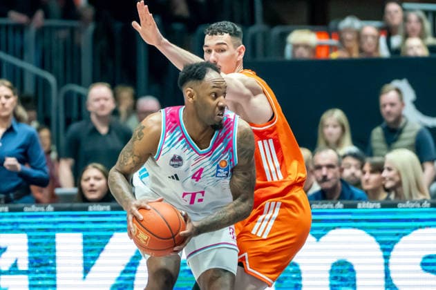 Chemnitz, Deutschland 04. April 2026: 1.BBL - 2025 2026 - Niners Chemnitz gegen Telekom Baskets Bonn Im Bild: v. li. im Zweikampf Jeff Garrett Jr. (Bonn) und Yordan Minchev (99) Copyright: xFotostandx xNachtigallx