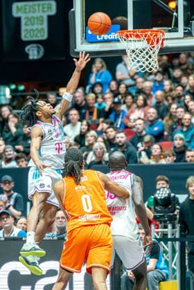 Chemnitz, Deutschland 04. April 2026: 1.BBL - 2025 2026 - Niners Chemnitz gegen Telekom Baskets Bonn Im Bild: Zachery Cooks (Bonn) 1.v.li. mit einem Dunking Copyright: xFotostandx xNachtigallx