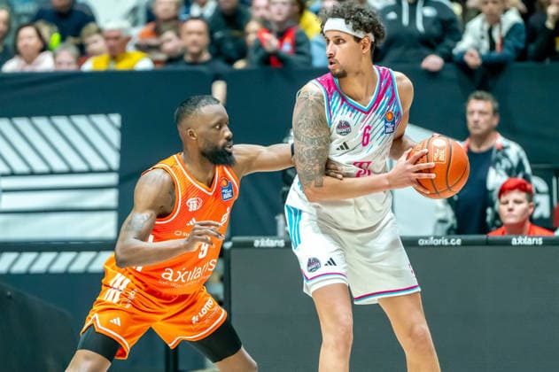 Chemnitz, Deutschland 04. April 2026: 1.BBL - 2025 2026 - Niners Chemnitz gegen Telekom Baskets Bonn Im Bild: v. li. im Zweikampf John Newman III (99) und Michael Kessens (Bonn) Copyright: xFotostandx xNachtigallx