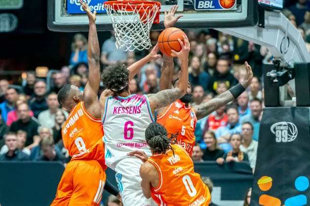 Chemnitz, Deutschland 04. April 2026: 1.BBL - 2025 2026 - Niners Chemnitz gegen Telekom Baskets Bonn Im Bild: v. li. im Zweikampf John Newman III (99), Michael Kessens (Bonn) und Corey Davis (99) Copyright: xFotostandx xNachtigallx