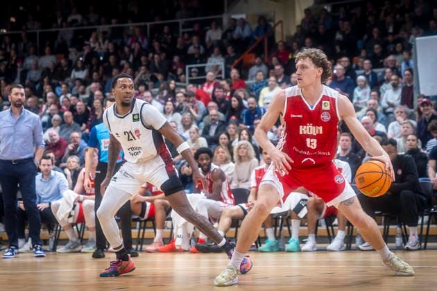 Barmer 2. Basketball Bundesliga ProA: Bayer Giants Leverkusen vs. RheinStars Koeln, 04.04.26 Leverkusen, 04.04.26 - John Williams Jr. (Bayer Giants Leverkusen, 21) und Adam Paige (RheinStars Köln, 13) während des Spiels der Barmer 2. Basketball Bundesliga ProA: Bayer Giants Leverkusen vs. RheinStars Koeln in der Ostermann Arena in Leverkusen. Copyright: xBEAUTIFULxSPORTS LeahxKohringx