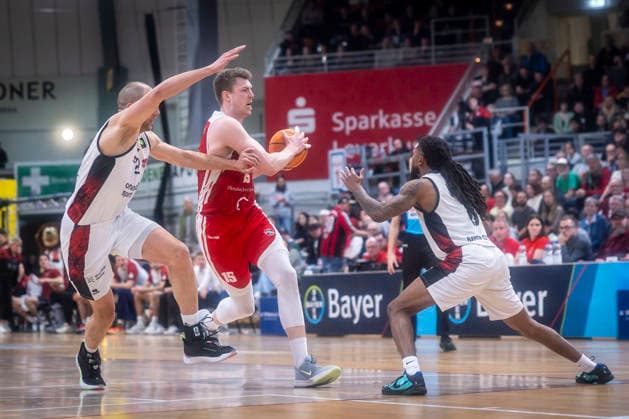 Barmer 2. Basketball Bundesliga ProA: Bayer Giants Leverkusen vs. RheinStars Koeln, 04.04.26 Leverkusen, 04.04.26 - Dennis Heinzmann (Bayer Giants Leverkusen, 22) und Björn Rohwer (RheinStars Köln, 15) während des Spiels der Barmer 2. Basketball Bundesliga ProA: Bayer Giants Leverkusen vs. RheinStars Koeln in der Ostermann Arena in Leverkusen. Copyright: xBEAUTIFULxSPORTS LeahxKohringx