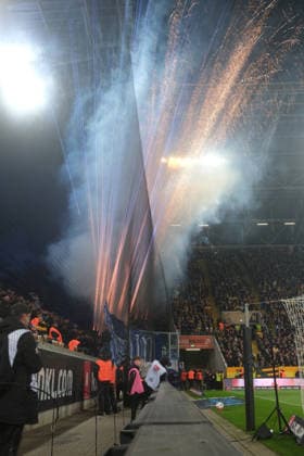 04.04.2026 Fußball Herren 2025 2026 2. Bundesliga 28. Spieltag SG Dynamo Dresden - Hertha BSC Rudolf-Harbig-Stadion Dresden Pyrotechnik kommt im Hertha-Block zum Einsatz. Dresden Sachsen Deutschland