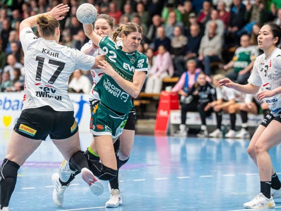 Sina Ehmann (Frisch Auf Frauen, 22) im Duell mit Charlotte Kaehr (BSV Sachsen Zwickau, 17) und Victoria Hasselbusch (BSV Sachsen Zwickau, 31), Frisch Auf Goeppingen vs. BSV Sachsen Zwickau, Handball, 1. Bundesliga, Spielzeit 2025 2026, 04.04.2026 Frisch Auf Goeppingen vs. BSV Sachsen Zwickau, Handball, 1. Bundesliga, Spielzeit 2025 2026, 04.04.2026 Goeppingen Copyright: xMichaelxSchmidt Eibner-Pressefotx EP_MST