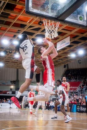 Barmer 2. Basketball Bundesliga ProA: Bayer Giants Leverkusen vs. RheinStars Koeln, 04.04.26 Leverkusen, 04.04.26 - Donte Nicholas (Bayer Giants Leverkusen, 15) und Björn Rohwer (RheinStars Köln, 15) während des Spiels der Barmer 2. Basketball Bundesliga ProA: Bayer Giants Leverkusen vs. RheinStars Koeln in der Ostermann Arena in Leverkusen. Copyright: xBEAUTIFULxSPORTS LeahxKohringx