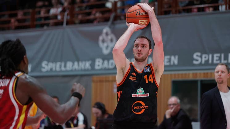 Im Bild: v.li. Eddy Edigin (Wuerzburg Baskets, 27) gegen Philipp Herkenhoff (RASTA Vechta, 14) 04.04.2026, Fitness First Wuerzburg Baskets vs. RASTA Vechta, easyCredit BBL, 28. Spieltag, Deutschland, 97072, tectake-Arena Wuerzburg, Copyright: HMBxMedia xJulienxBecker