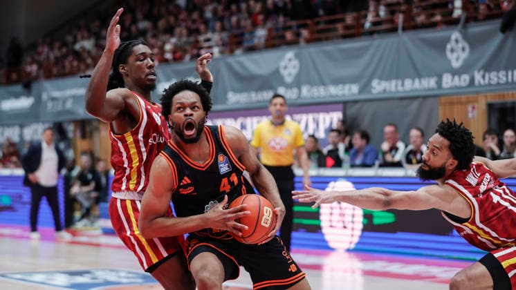 Im Bild: v.li. Marcus Carr(Wuerzburg Baskets, 5), Lioyd Pandi (RASTA Vechta, 41) am Ball und Davion Mintz (Wuerzburg Baskets, 10) 04.04.2026, Fitness First Wuerzburg Baskets vs. RASTA Vechta, easyCredit BBL, 28. Spieltag, Deutschland, 97072, tectake-Arena Wuerzburg, Copyright: HMBxMedia xJulienxBecker