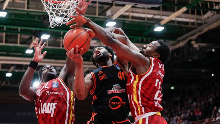 Im Bild: v.li. Charles Thompson (Wuerzburg Baskets, 32), Lioyd Pandi (RASTA Vechta, 41) am Ball und Johnathan Stove (Wuerzburg Baskets, 22) 04.04.2026, Fitness First Wuerzburg Baskets vs. RASTA Vechta, easyCredit BBL, 28. Spieltag, Deutschland, 97072, tectake-Arena Wuerzburg, Copyright: HMBxMedia xJulienxBecker