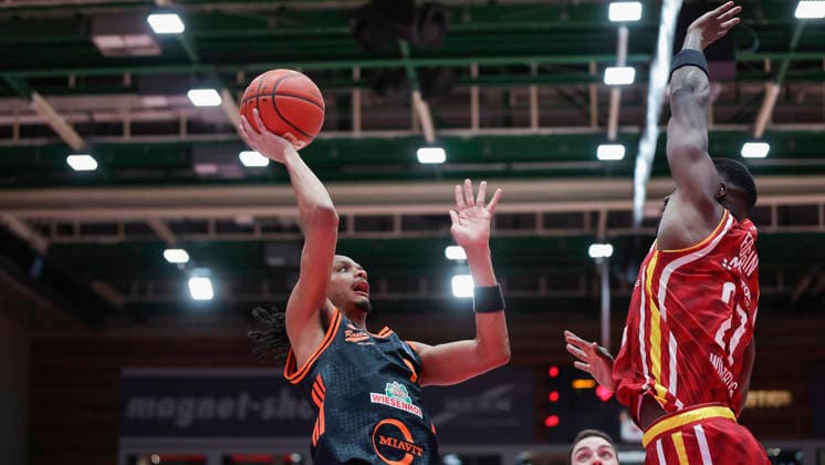 Im Bild: v.li. Alonzo Verge Jr. (RASTA Vechta, 11) mit dem Korbleger gegen Eddy Edigin (Wuerzburg Baskets, 27) 04.04.2026, Fitness First Wuerzburg Baskets vs. RASTA Vechta, easyCredit BBL, 28. Spieltag, Deutschland, 97072, tectake-Arena Wuerzburg, Copyright: HMBxMedia xJulienxBecker