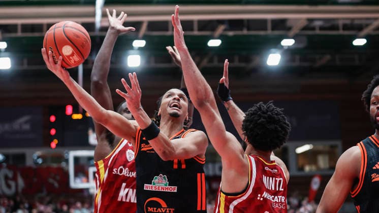 Im Bild: v.li. Eddy Edigin (Wuerzburg Baskets, 27), Alonzo Verge Jr. (RASTA Vechta, 11) am Ball und Davion Mintz (Wuerzburg Baskets, 10) 04.04.2026, Fitness First Wuerzburg Baskets vs. RASTA Vechta, easyCredit BBL, 28. Spieltag, Deutschland, 97072, tectake-Arena Wuerzburg, Copyright: HMBxMedia xJulienxBecker