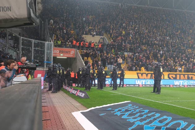 04.04.2026 Fußball Herren 2025 2026 2. Bundesliga 28. Spieltag SG Dynamo Dresden - Hertha BSC Rudolf-Harbig-Stadion Dresden Polizisten stehen vor dem Gästeblock. Dresden Sachsen Deutschland