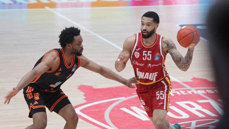 Im Bild: v.li. Lioyd Pandi (RASTA Vechta, 41) gegen David Muenkat (Wuerzburg Baskets, 55) am Ball 04.04.2026, Fitness First Wuerzburg Baskets vs. RASTA Vechta, easyCredit BBL, 28. Spieltag, Deutschland, 97072, tectake-Arena Wuerzburg, Copyright: HMBxMedia xJulienxBecker