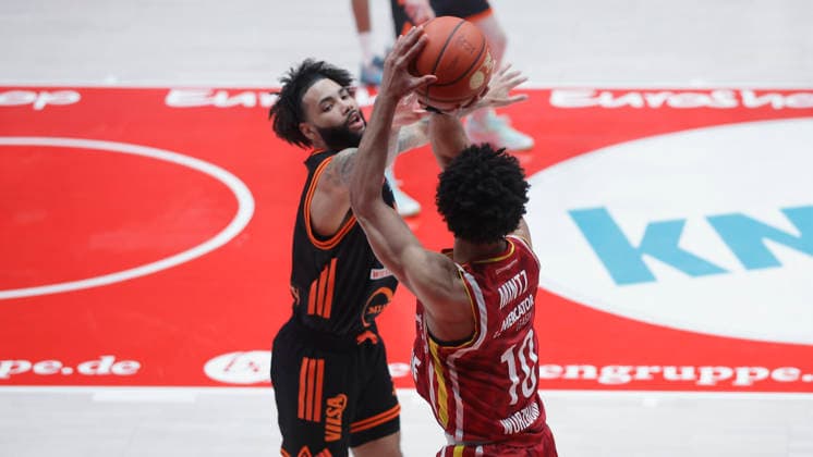 Im Bild: v.li. Tevin Brown (RASTA Vechta, 10) verteidigt Davion Mintz (Wuerzburg Baskets, 10) 04.04.2026, Fitness First Wuerzburg Baskets vs. RASTA Vechta, easyCredit BBL, 28. Spieltag, Deutschland, 97072, tectake-Arena Wuerzburg, Copyright: HMBxMedia xJulienxBecker