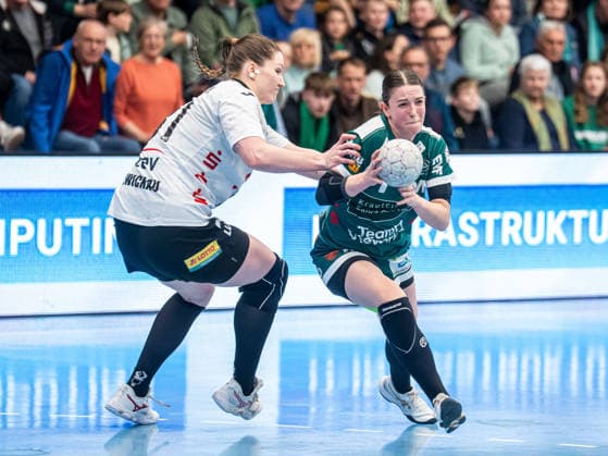 Lea Neubrander (Frisch Auf Frauen, 81) im Zweikampf mit Victoria Hasselbusch (BSV Sachsen Zwickau, 31), Frisch Auf Goeppingen vs. BSV Sachsen Zwickau, Handball, 1. Bundesliga, Spielzeit 2025 2026, 04.04.2026 Frisch Auf Goeppingen vs. BSV Sachsen Zwickau, Handball, 1. Bundesliga, Spielzeit 2025 2026, 04.04.2026 Goeppingen Copyright: xMichaelxSchmidt Eibner-Pressefotx EP_MST