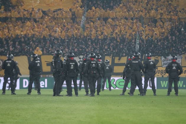 04.04.2026 Fußball Herren 2025 2026 2. Bundesliga 28. Spieltag SG Dynamo Dresden - Hertha BSC Rudolf-Harbig-Stadion Dresden Polizisten stehen während einer Spielunterbrechung auf dem Feld. Dresden Sachsen Deutschland