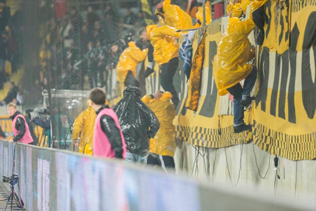 04.04.2026, xomx, Fussball 2.Bundesliga, Dynamo Dresden - Hertha BSC Berlin v.l. Platzsturm, Raketen auf Dresden Fans, Polizeikette, Polizei draengt Dresden Fans zurueck. Spielunterbrechung (DFL DFB REGULATIONS PROHIBIT ANY USE OF PHOTOGRAPHS as IMAGE SEQUENCES and or QUASI-VIDEO) Dresden