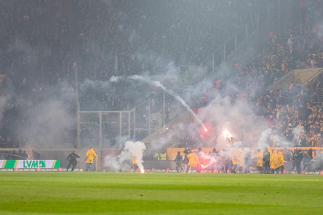 04.04.2026, xomx, Fussball 2.Bundesliga, Dynamo Dresden - Hertha BSC Berlin v.l. Platzsturm, Raketen auf Dresden Fans, Polizeikette, Polizei draengt Dresden Fans zurueck. Spielunterbrechung (DFL DFB REGULATIONS PROHIBIT ANY USE OF PHOTOGRAPHS as IMAGE SEQUENCES and or QUASI-VIDEO) Dresden