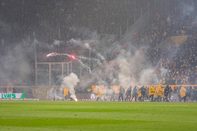 04.04.2026, xomx, Fussball 2.Bundesliga, Dynamo Dresden - Hertha BSC Berlin v.l. Platzsturm, Raketen auf Dresden Fans, Polizeikette, Polizei draengt Dresden Fans zurueck. Spielunterbrechung (DFL DFB REGULATIONS PROHIBIT ANY USE OF PHOTOGRAPHS as IMAGE SEQUENCES and or QUASI-VIDEO) Dresden