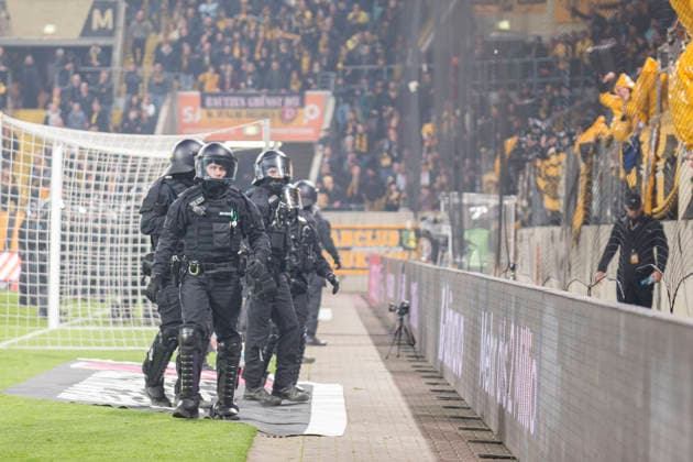 04.04.2026, xomx, Fussball 2.Bundesliga, Dynamo Dresden - Hertha BSC Berlin v.l. Platzsturm, Raketen auf Dresden Fans, Polizeikette, Polizei draengt Dresden Fans zurueck. Spielunterbrechung (DFL DFB REGULATIONS PROHIBIT ANY USE OF PHOTOGRAPHS as IMAGE SEQUENCES and or QUASI-VIDEO) Dresden