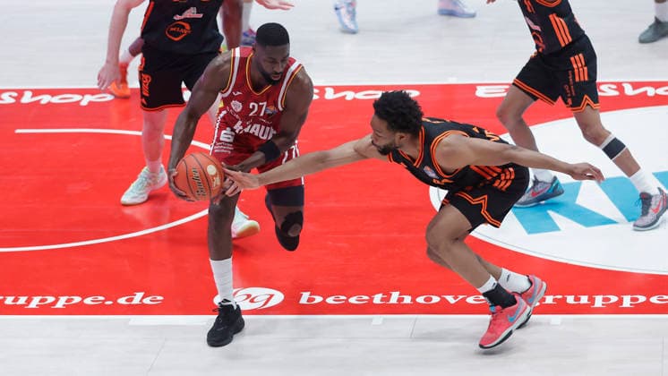 Im Bild: v.li. Eddy Edigin (Wuerzburg Baskets, 27) am Ball gegen Lioyd Pandi (RASTA Vechta, 41) 04.04.2026, Fitness First Wuerzburg Baskets vs. RASTA Vechta, easyCredit BBL, 28. Spieltag, Deutschland, 97072, tectake-Arena Wuerzburg, Copyright: HMBxMedia xJulienxBecker
