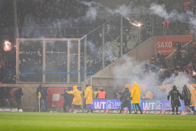 04.04.2026, xomx, Fussball 2.Bundesliga, Dynamo Dresden - Hertha BSC Berlin v.l. Platzsturm, Raketen auf Dresden Fans, Polizeikette, Polizei draengt Dresden Fans zurueck. Spielunterbrechung (DFL DFB REGULATIONS PROHIBIT ANY USE OF PHOTOGRAPHS as IMAGE SEQUENCES and or QUASI-VIDEO) Dresden