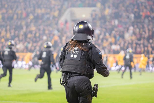 04.04.2026, xomx, Fussball 2.Bundesliga, Dynamo Dresden - Hertha BSC Berlin v.l. Platzsturm, Raketen auf Dresden Fans, Polizeikette, Polizei draengt Dresden Fans zurueck. Spielunterbrechung (DFL DFB REGULATIONS PROHIBIT ANY USE OF PHOTOGRAPHS as IMAGE SEQUENCES and or QUASI-VIDEO) Dresden