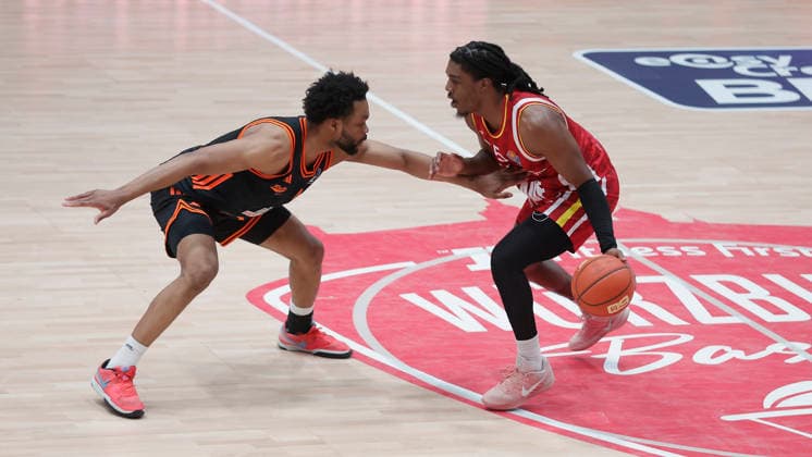 Im Bild: v.li. Lioyd Pandi (RASTA Vechta, 41) gegen Marcus Carr(Wuerzburg Baskets, 5) am Ball 04.04.2026, Fitness First Wuerzburg Baskets vs. RASTA Vechta, easyCredit BBL, 28. Spieltag, Deutschland, 97072, tectake-Arena Wuerzburg, Copyright: HMBxMedia xJulienxBecker