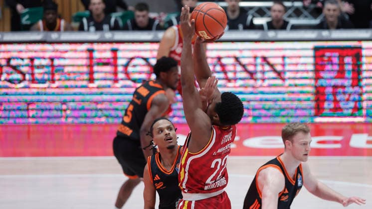 Im Bild: v.li. Alonzo Verge Jr. (RASTA Vechta, 11) haelt seine Hand vor Johnathan Stove (Wuerzburg Baskets, 22) Gesicht. 04.04.2026, Fitness First Wuerzburg Baskets vs. RASTA Vechta, easyCredit BBL, 28. Spieltag, Deutschland, 97072, tectake-Arena Wuerzburg, Copyright: HMBxMedia xJulienxBecker