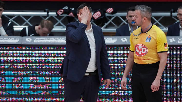 Im Bild: Head-Coach Sasa Filipovski (Wuerzburg Baskets), links im Bild beschwert sich fuer eine Spielaktion vom Gegenspieler. 04.04.2026, Fitness First Wuerzburg Baskets vs. RASTA Vechta, easyCredit BBL, 28. Spieltag, Deutschland, 97072, tectake-Arena Wuerzburg, Copyright: HMBxMedia xJulienxBecker