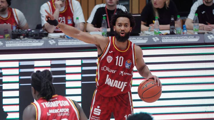 Im Bild: Davion Mintz (Wuerzburg Baskets, 10) mit Anweisungen 04.04.2026, Fitness First Wuerzburg Baskets vs. RASTA Vechta, easyCredit BBL, 28. Spieltag, Deutschland, 97072, tectake-Arena Wuerzburg, Copyright: HMBxMedia xJulienxBecker