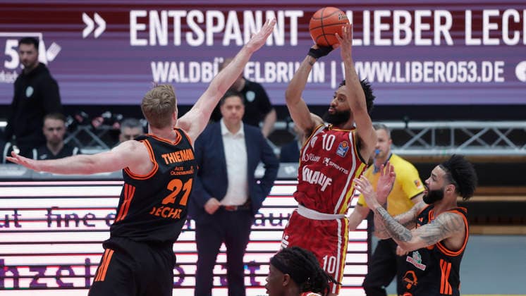 Im Bild: v.li. Lars Thiemann (RASTA Vechta, 21) gegen den Wurf von Davion Mintz (Wuerzburg Baskets, 10) 04.04.2026, Fitness First Wuerzburg Baskets vs. RASTA Vechta, easyCredit BBL, 28. Spieltag, Deutschland, 97072, tectake-Arena Wuerzburg, Copyright: HMBxMedia xJulienxBecker
