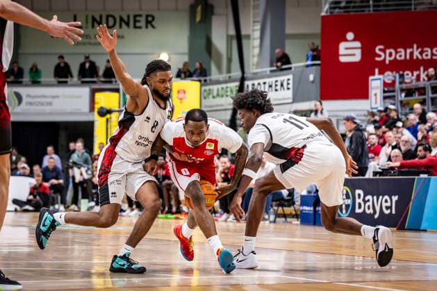 Barmer 2. Basketball Bundesliga ProA: Bayer Giants Leverkusen vs. RheinStars Koeln, 04.04.26 Leverkusen, 04.04.26 - Kobe Langley (Bayer Giants Leverkusen, 8) und Ricardo Lynch (Bayer Giants Leverkusen, 11) gegen Cedric Cezell Russell Jr. (RheinStars Köln, 0) während des Spiels der Barmer 2. Basketball Bundesliga ProA: Bayer Giants Leverkusen vs. RheinStars Koeln in der Ostermann Arena in Leverkusen. Copyright: xBEAUTIFULxSPORTS LeahxKohringx