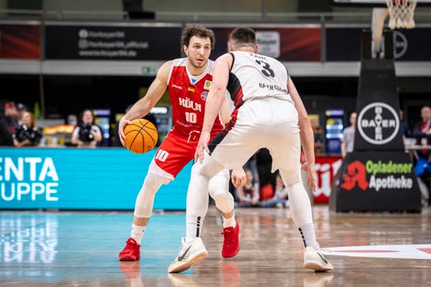 Barmer 2. Basketball Bundesliga ProA: Bayer Giants Leverkusen vs. RheinStars Koeln, 04.04.26 Leverkusen, 04.04.26 - Haris Hujic (RheinStars Köln, 10) und Luca Finn Kahl (Bayer Giants Leverkusen, 3) während des Spiels der Barmer 2. Basketball Bundesliga ProA: Bayer Giants Leverkusen vs. RheinStars Koeln in der Ostermann Arena in Leverkusen. Copyright: xBEAUTIFULxSPORTS LeahxKohringx