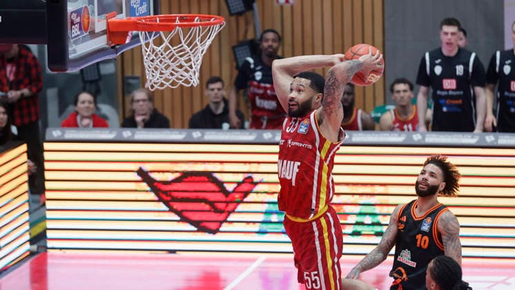 Im Bild: David Muenkat (Wuerzburg Baskets, 55) mit dem Dunking 04.04.2026, Fitness First Wuerzburg Baskets vs. RASTA Vechta, easyCredit BBL, 28. Spieltag, Deutschland, 97072, tectake-Arena Wuerzburg, Copyright: HMBxMedia xJulienxBecker