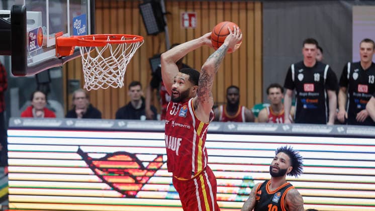 Im Bild: David Muenkat (Wuerzburg Baskets, 55) mit dem Dunking 04.04.2026, Fitness First Wuerzburg Baskets vs. RASTA Vechta, easyCredit BBL, 28. Spieltag, Deutschland, 97072, tectake-Arena Wuerzburg, Copyright: HMBxMedia xJulienxBecker