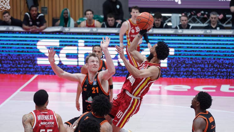 Im Bild: v.li. Lars Thiemann (RASTA Vechta, 21) gegen Davion Mintz (Wuerzburg Baskets, 10) am Ball 04.04.2026, Fitness First Wuerzburg Baskets vs. RASTA Vechta, easyCredit BBL, 28. Spieltag, Deutschland, 97072, tectake-Arena Wuerzburg, Copyright: HMBxMedia xJulienxBecker