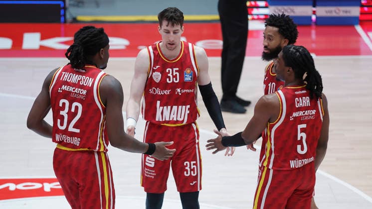 Im Bild: v.li. Charles Thompson (Wuerzburg Baskets, 32), Alen Pjanic (Wuerzburg Baskets, 35), Davion Mintz (Wuerzburg Baskets, 10) und Marcus Carr(Wuerzburg Baskets, 5) klatschen ein. 04.04.2026, Fitness First Wuerzburg Baskets vs. RASTA Vechta, easyCredit BBL, 28. Spieltag, Deutschland, 97072, tectake-Arena Wuerzburg, Copyright: HMBxMedia xJulienxBecker