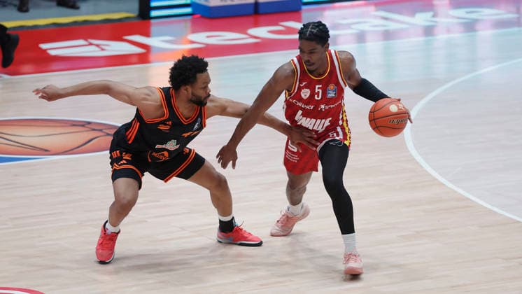 Im Bild: v.li. Lioyd Pandi (RASTA Vechta, 41) gegen Marcus Carr(Wuerzburg Baskets, 5) am Ball 04.04.2026, Fitness First Wuerzburg Baskets vs. RASTA Vechta, easyCredit BBL, 28. Spieltag, Deutschland, 97072, tectake-Arena Wuerzburg, Copyright: HMBxMedia xJulienxBecker