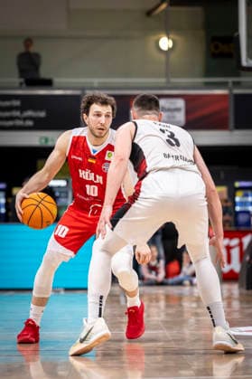 Barmer 2. Basketball Bundesliga ProA: Bayer Giants Leverkusen vs. RheinStars Koeln, 04.04.26 Leverkusen, 04.04.26 - Haris Hujic (RheinStars Köln, 10) und Luca Finn Kahl (Bayer Giants Leverkusen, 3) während des Spiels der Barmer 2. Basketball Bundesliga ProA: Bayer Giants Leverkusen vs. RheinStars Koeln in der Ostermann Arena in Leverkusen. Copyright: xBEAUTIFULxSPORTS LeahxKohringx