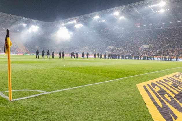 04.04.2026, xomx, Fussball 2.Bundesliga, Dynamo Dresden - Hertha BSC Berlin v.l. Platzsturm, Raketen auf Dresden Fans, Polizeikette, Polizei draengt Dresden Fans zurueck. Spielunterbrechung (DFL DFB REGULATIONS PROHIBIT ANY USE OF PHOTOGRAPHS as IMAGE SEQUENCES and or QUASI-VIDEO) Dresden