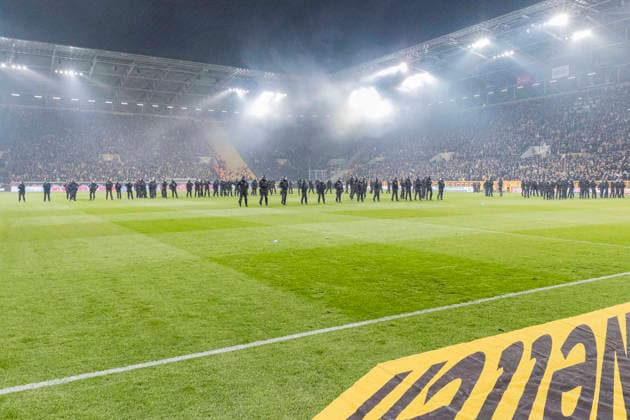 04.04.2026, xomx, Fussball 2.Bundesliga, Dynamo Dresden - Hertha BSC Berlin v.l. Platzsturm, Raketen auf Dresden Fans, Polizeikette, Polizei draengt Dresden Fans zurueck. Spielunterbrechung (DFL DFB REGULATIONS PROHIBIT ANY USE OF PHOTOGRAPHS as IMAGE SEQUENCES and or QUASI-VIDEO) Dresden
