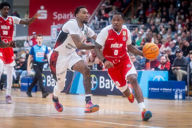Barmer 2. Basketball Bundesliga ProA: Bayer Giants Leverkusen vs. RheinStars Koeln, 04.04.26 Leverkusen, 04.04.26 - John Williams Jr. (Bayer Giants Leverkusen, 21) und Cedric Cezell Russell Jr. (RheinStars Köln, 0) während des Spiels der Barmer 2. Basketball Bundesliga ProA: Bayer Giants Leverkusen vs. RheinStars Koeln in der Ostermann Arena in Leverkusen. Copyright: xBEAUTIFULxSPORTS LeahxKohringx