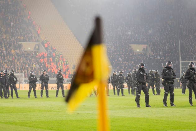04.04.2026, xomx, Fussball 2.Bundesliga, Dynamo Dresden - Hertha BSC Berlin v.l. Platzsturm, Raketen auf Dresden Fans, Polizeikette, Polizei draengt Dresden Fans zurueck. Spielunterbrechung (DFL DFB REGULATIONS PROHIBIT ANY USE OF PHOTOGRAPHS as IMAGE SEQUENCES and or QUASI-VIDEO) Dresden *** 04 04 2026, xomx, Fußball 2 Bundesliga, Dynamo Dresden Hertha BSC Berlin v l Platzsturm, Raketen auf Dresden Fans, Polizeikette, Polizei dragengt Dresden Fans zurueckung Spielunterbrechung DFL DFB REGULATIONS PROHIBIT ANY USE OF PHOTOGRAPHS as IMAGE SEQUENCES and or QUASI VIDEO Dresden