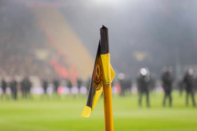 04.04.2026, xomx, Fussball 2.Bundesliga, Dynamo Dresden - Hertha BSC Berlin v.l. Platzsturm, Raketen auf Dresden Fans, Polizeikette, Polizei draengt Dresden Fans zurueck. Spielunterbrechung (DFL DFB REGULATIONS PROHIBIT ANY USE OF PHOTOGRAPHS as IMAGE SEQUENCES and or QUASI-VIDEO) Dresden