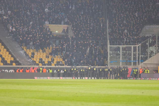 04.04.2026, xomx, Fussball 2.Bundesliga, Dynamo Dresden - Hertha BSC Berlin v.l. Platzsturm, Raketen auf Dresden Fans, Polizeikette, Polizei draengt Dresden Fans zurueck. Spielunterbrechung (DFL DFB REGULATIONS PROHIBIT ANY USE OF PHOTOGRAPHS as IMAGE SEQUENCES and or QUASI-VIDEO) Dresden